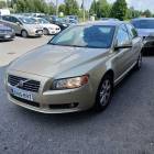 Volvo S80 2,5T - Nahkapenkit, vakionopeudens&auml;&auml;din, kahdet renkaat vanteineen, moottoril&auml;mmitin!