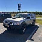 Nissan Pick-up 2,5 Di King Cab 4X4 AC - Nissan Pick-up 2.5 Di King Cab 4x4 2005 &ndash; paljon n&auml;hnyt, mutta edelleen valmis hommiin. Rehti peli mets&auml;&auml;n, m&ouml;kille tai ty&ouml;maalle!
