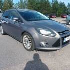 Ford Focus 1,6 EcoBoost 182 hv Start/Stop Titanium M6 5-ovinen - 182HV! Suomi-auto, Vakionopeudens&auml;&auml;din, L&auml;mmitett&auml;v&auml; tuulilasi, Kahdet renkaat, Lohkol&auml;mmitin ja sis&auml;pistoke - Ilmainen kotiintoimitus!