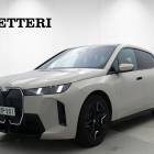 BMW iX xDrive60 M Sport // Driving Assist Plus / H&amp;K / Sky Lounge / Monis&auml;&auml;t&ouml;istuimet / S&auml;hk&ouml;koukku // - // Driving Assist Plus / Harman &amp; Kardon / Sky Lounge / Monis&auml;&auml;t&ouml;istuimet / Hieronta etuistuimissa / S