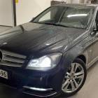 Mercedes-Benz C 180 BE A Premium Business - Koukku / Suomi-auto / ILS / Vakionopeudens&auml;&auml;din / Pys&auml;k&ouml;intitutka edess&auml; ja takana / Puolinahkasisusta / Jakoketju vaihdettu / Viimeisin huolto tehty: 4/2026 (156tkm) ****