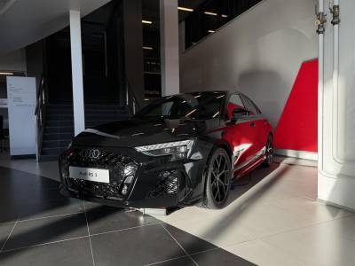 Audi RS3 Sedan: RS-Erikoisurheiluistuimet, RS-Design paketti, Hiilikuituinen takaspoileri, RS-Sport putkisto!