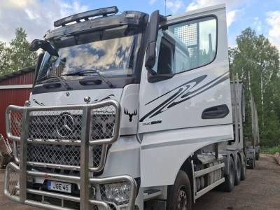 Mercedes-Benz Arocs + puutavaraper&auml;vaunu